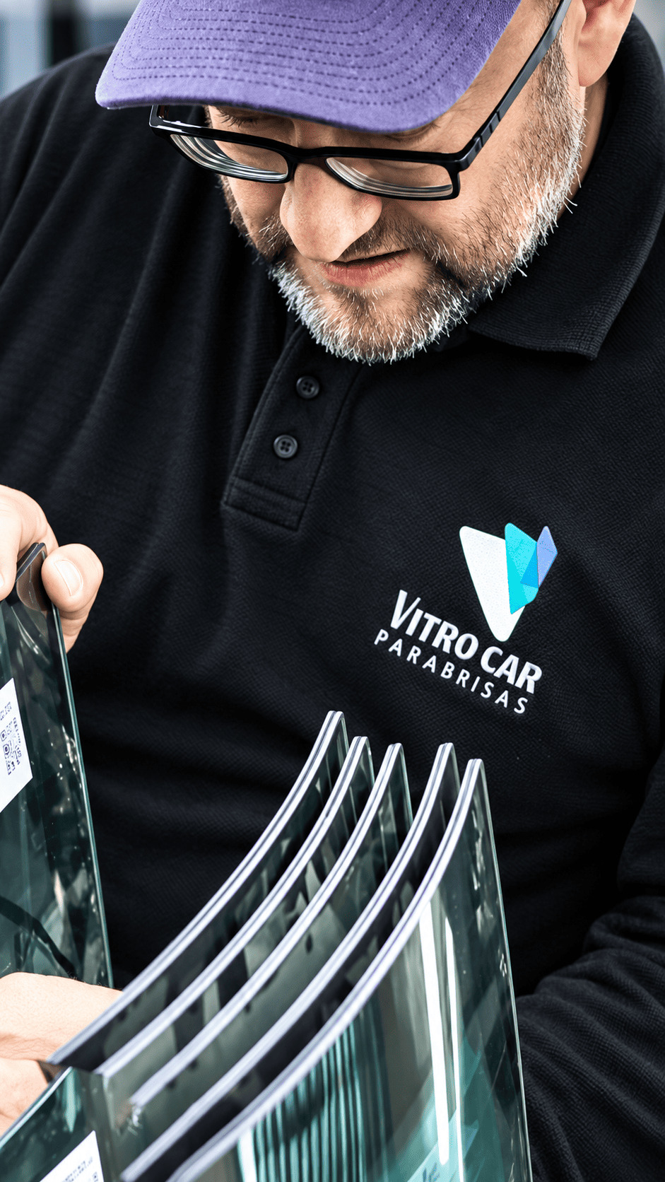 Técnico de Vitrocar trabajando con cristales